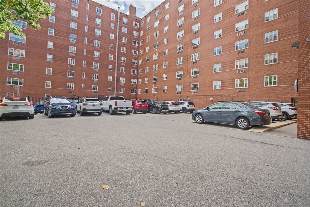 4601 Fifth, #521, Pittsburgh, PA 15213 Guest Parking Lot