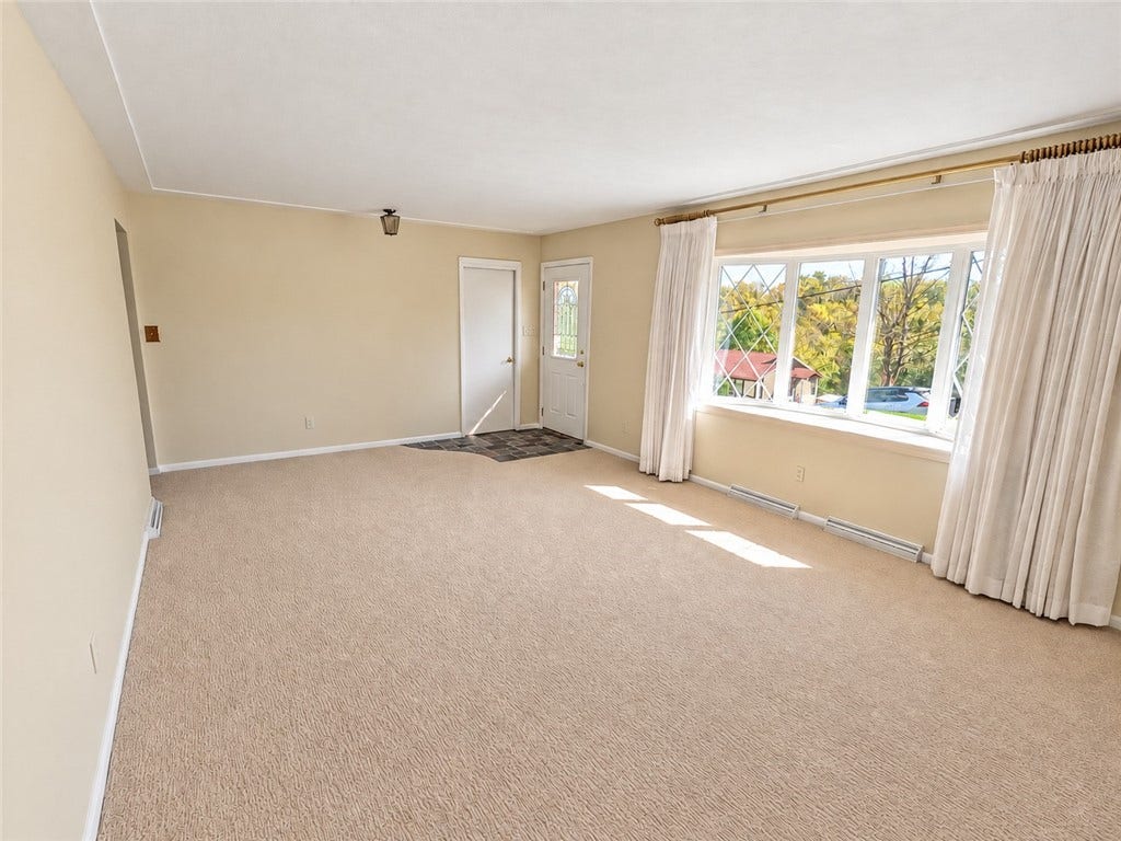 321 Comanche Dr, Belle Vernon, PA 15012 Living room