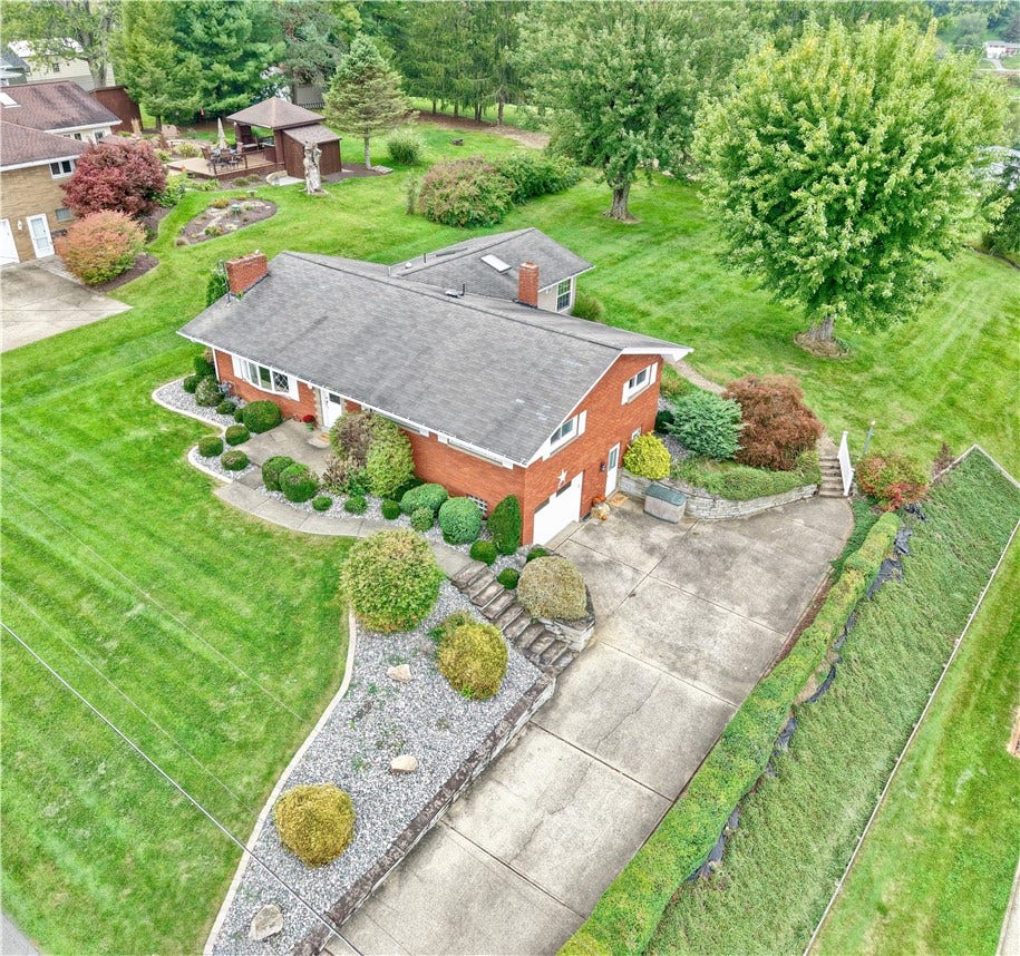 321 Comanche Dr, Belle Vernon, PA 15012 321 Comanche Dr, Belle Vernon, PA 15012
