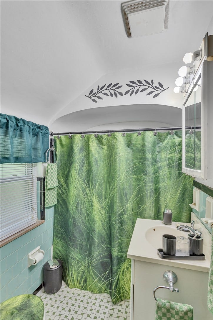 2709 Blackridge Avenue, Pittsburgh, PA 15235 Full bathroom on Bedroom level