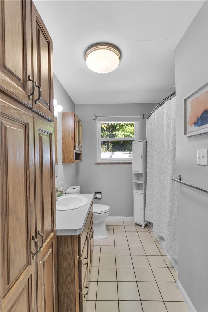136 N Hazen Ave., Ellwood City, PA 16117 The spacious full bath offers plenty of storage.