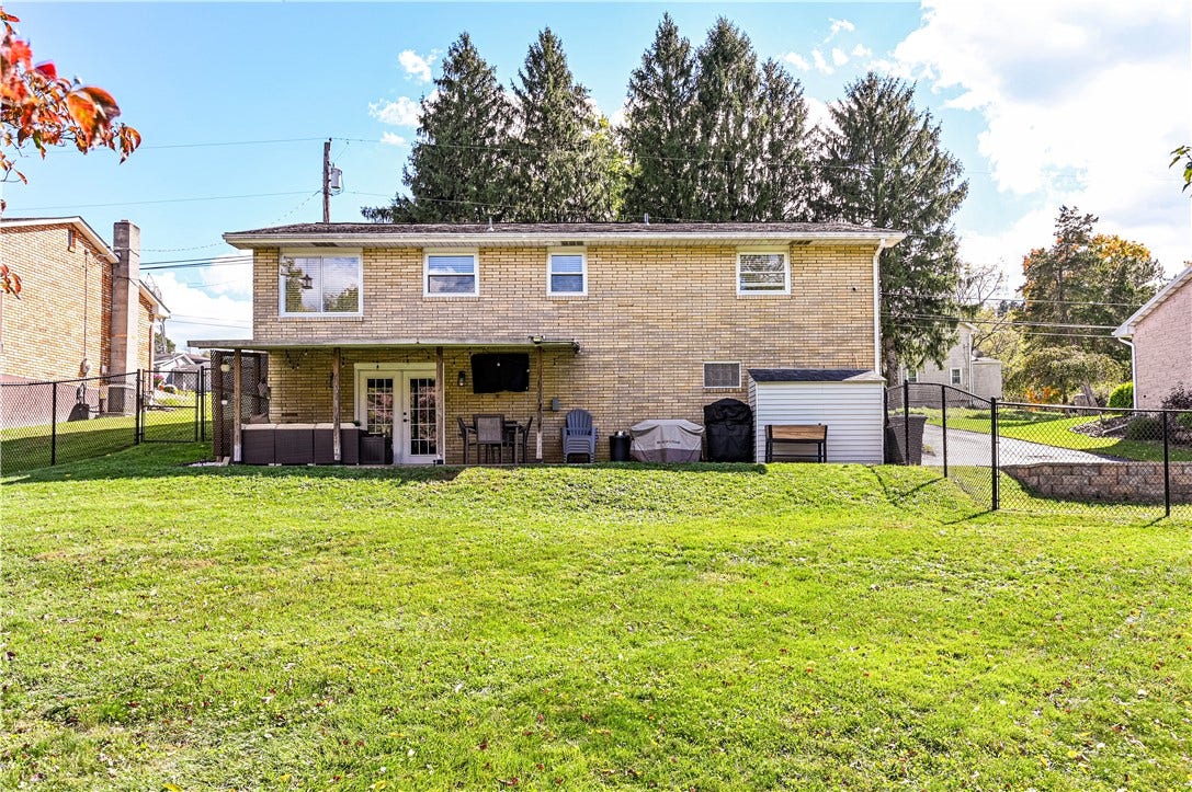 19 Berlin Rd, Jeannette, PA 15644