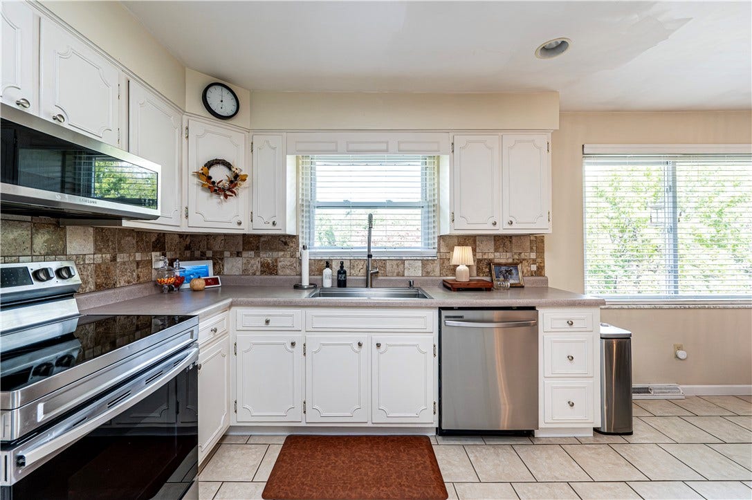 19 Berlin Rd, Jeannette, PA 15644
