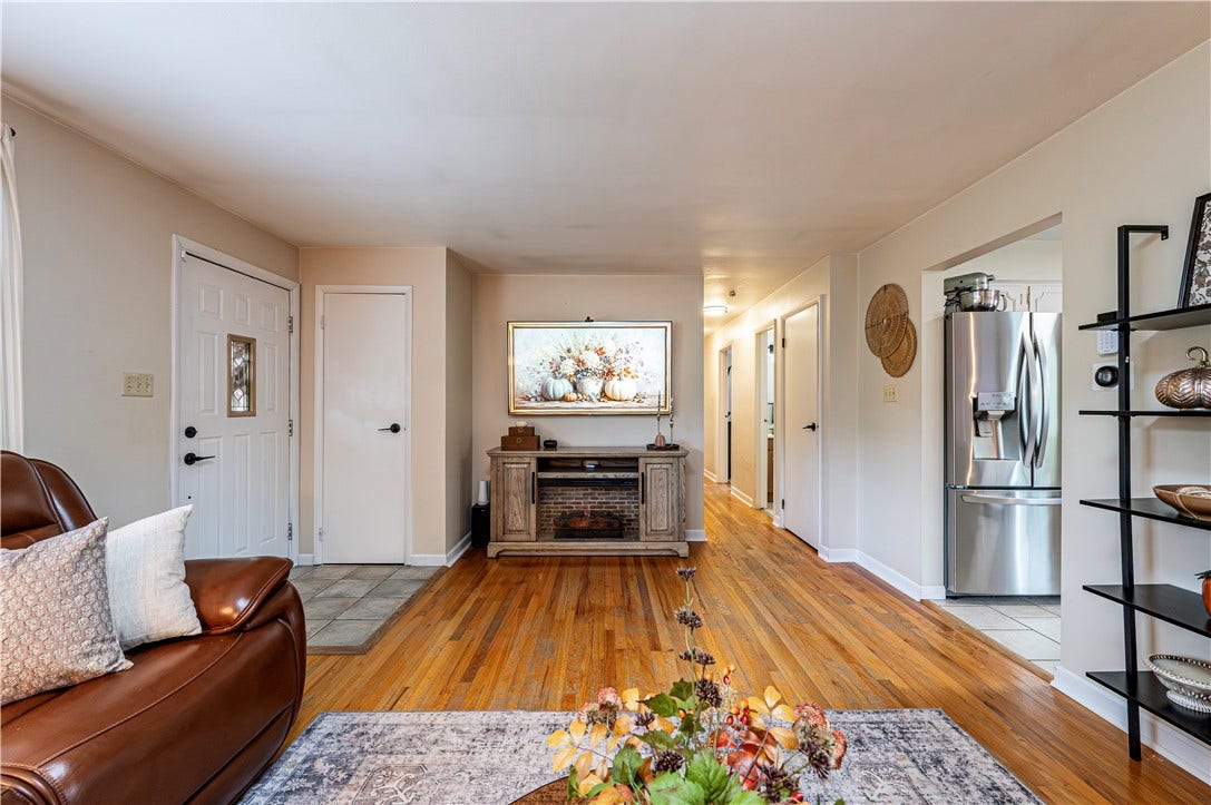 19 Berlin Rd, Jeannette, PA 15644