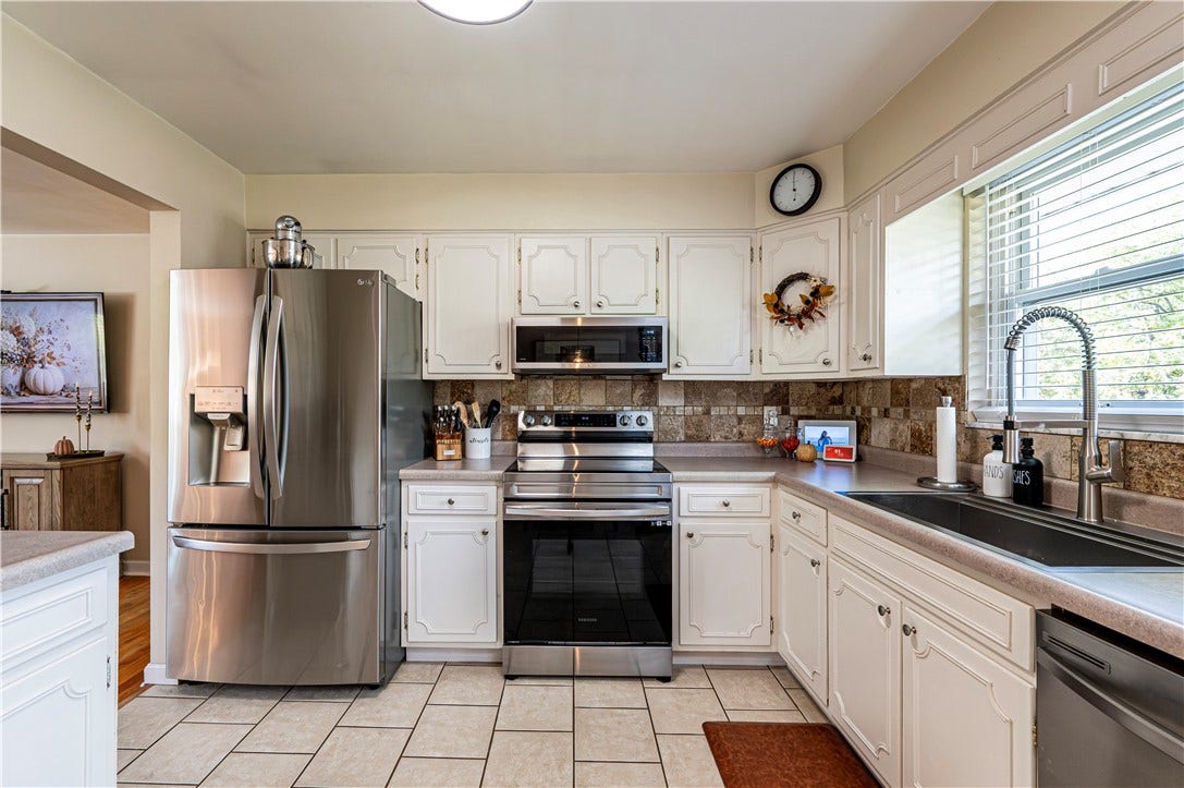 19 Berlin Rd, Jeannette, PA 15644