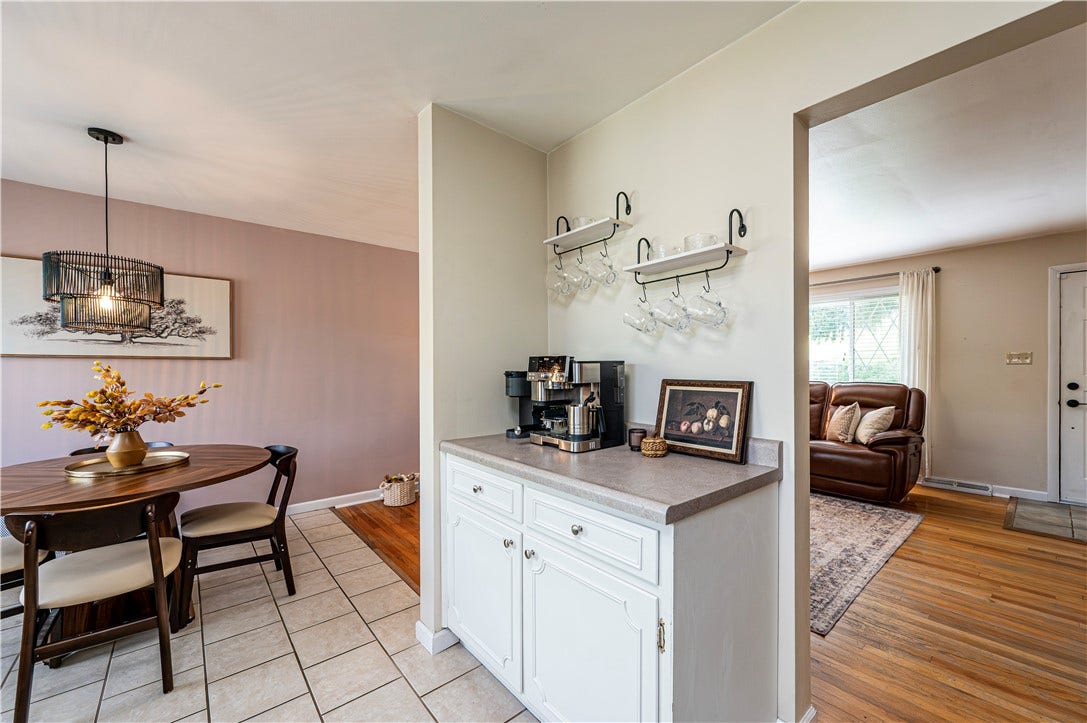 19 Berlin Rd, Jeannette, PA 15644