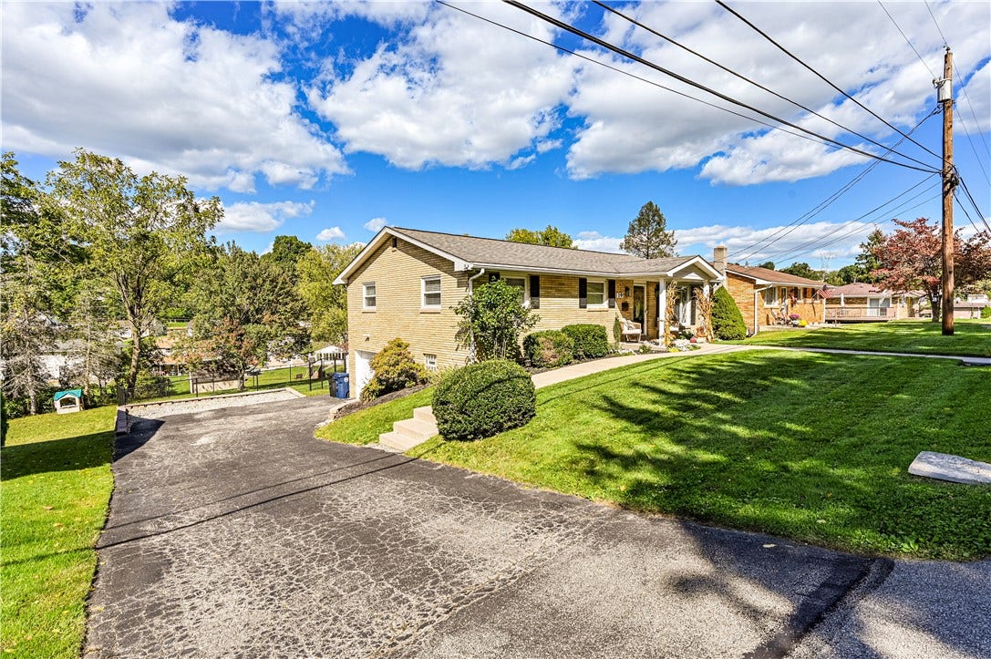 19 Berlin Rd, Jeannette, PA 15644