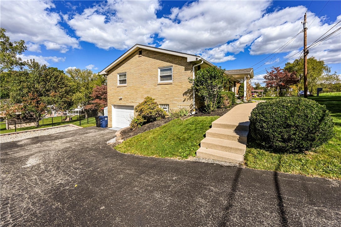 19 Berlin Rd, Jeannette, PA 15644