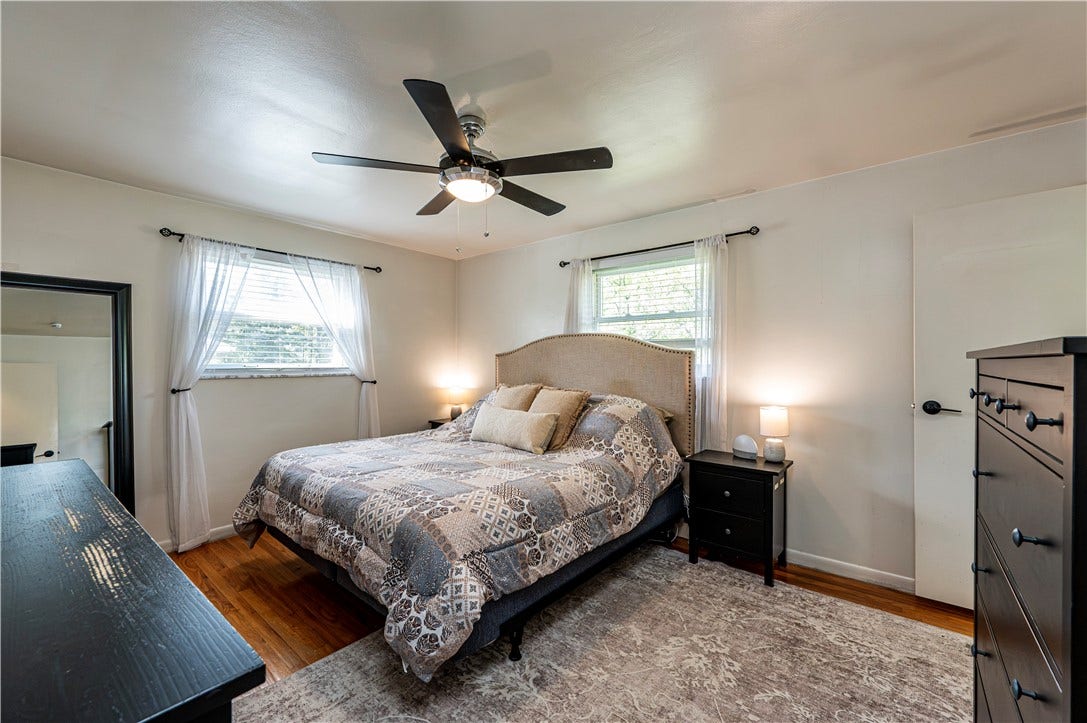 19 Berlin Rd, Jeannette, PA 15644