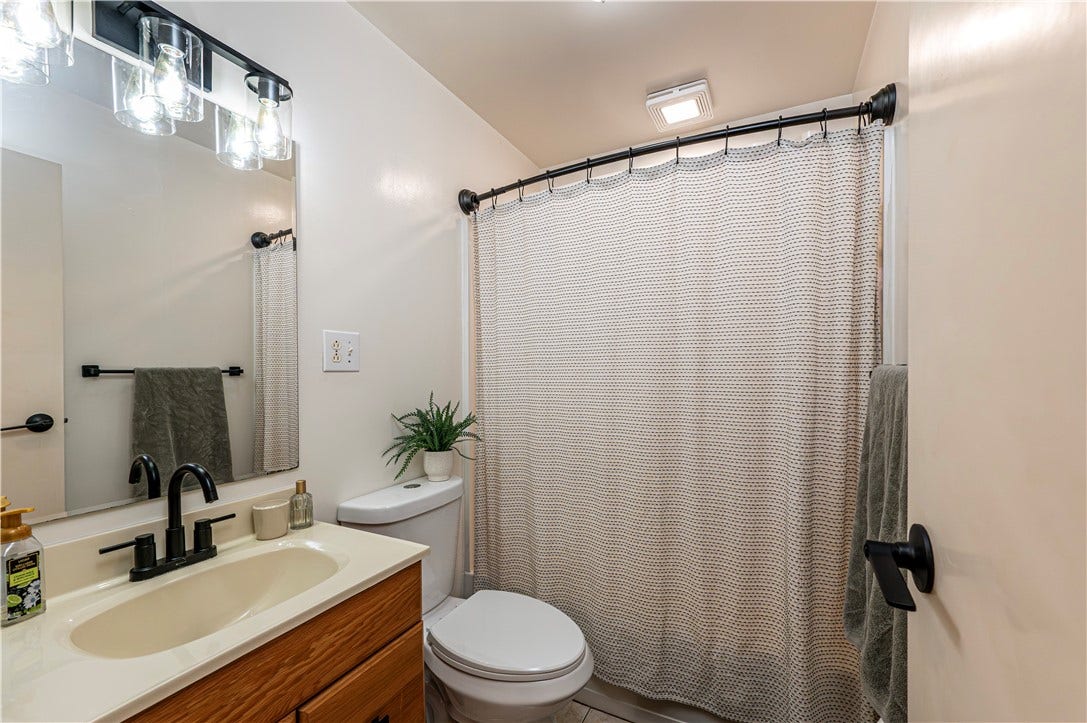 19 Berlin Rd, Jeannette, PA 15644