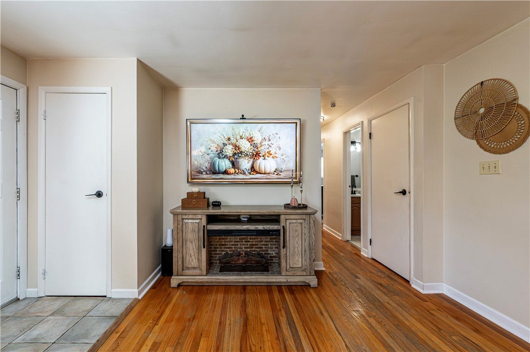 19 Berlin Rd, Jeannette, PA 15644