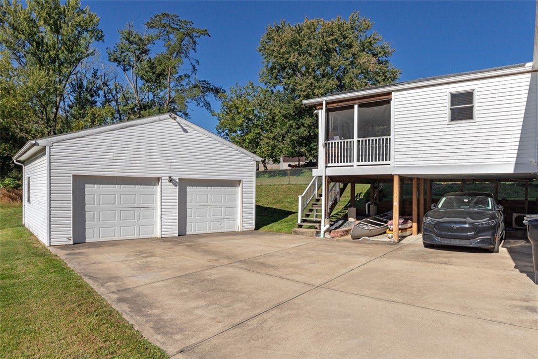 1990 Tara Dr, North Huntingdon, PA 15642