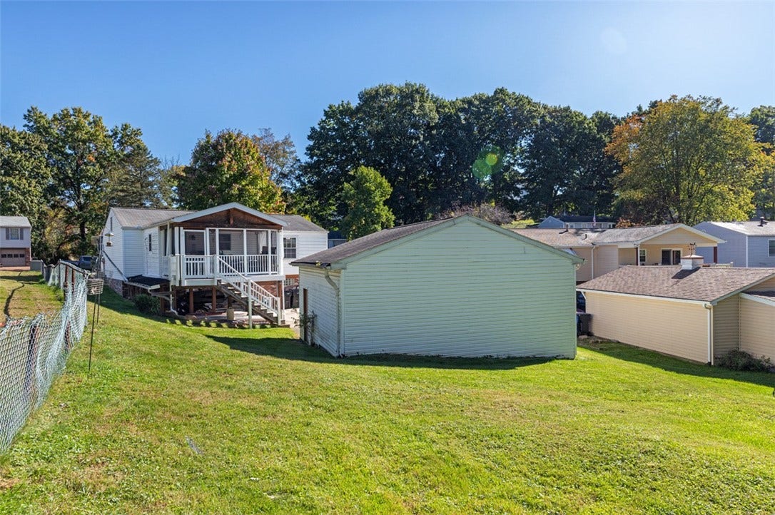 1990 Tara Dr, North Huntingdon, PA 15642