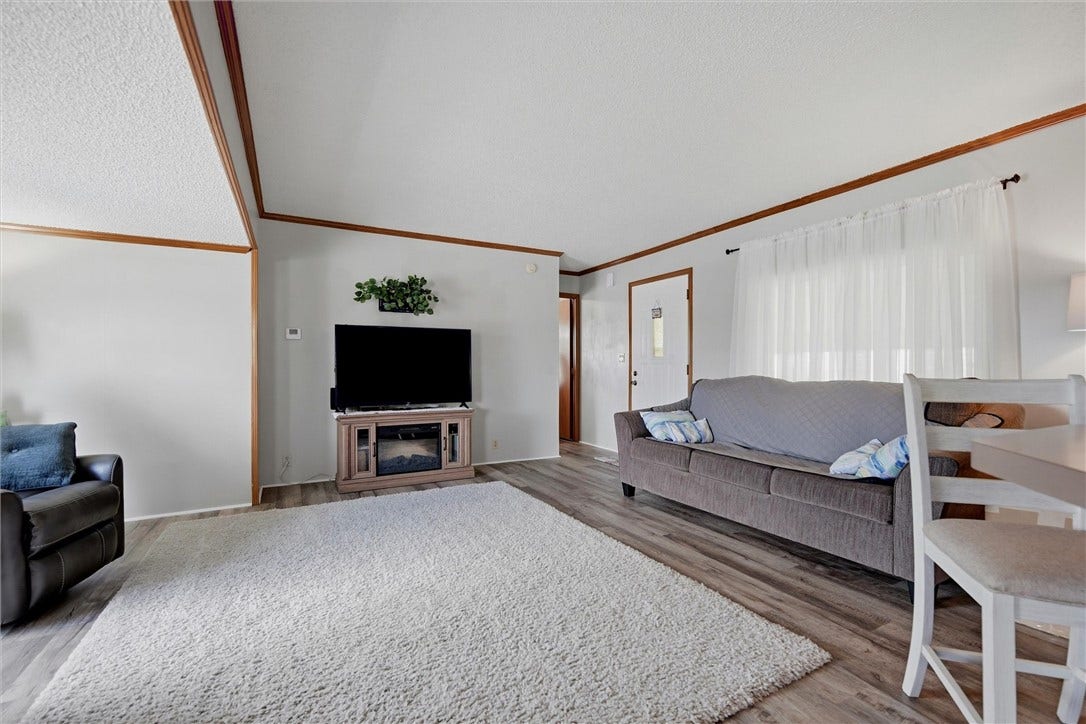 609 Lark Ln, Apollo, PA 15613