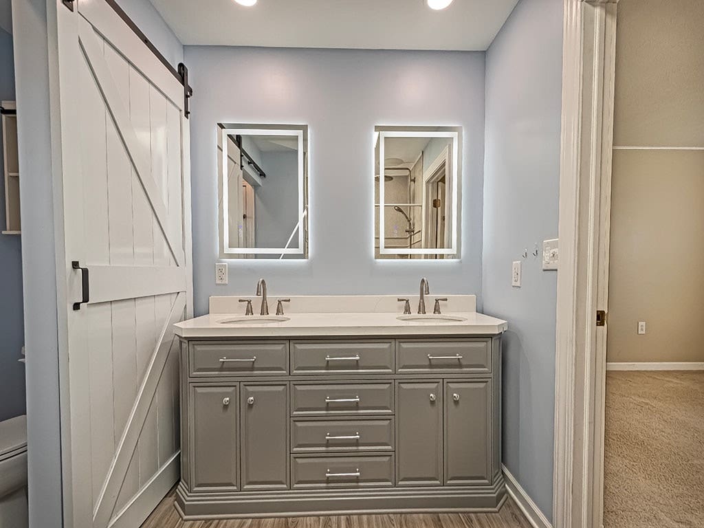 2 smart mirrors in the renovated en-suite
