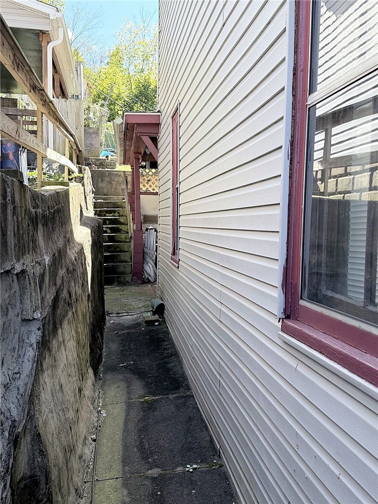 112 Hillside Ave, Pitcairn, PA 15140 Walkway leading to backyard