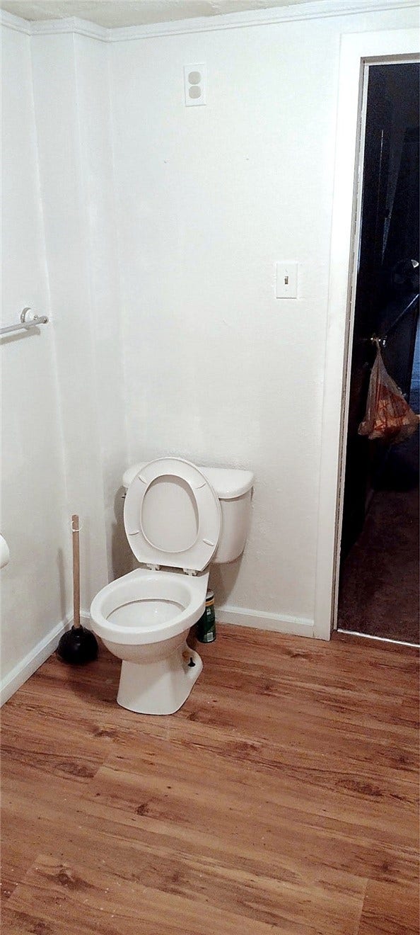 112 Hillside Ave, Pitcairn, PA 15140 Bathroom