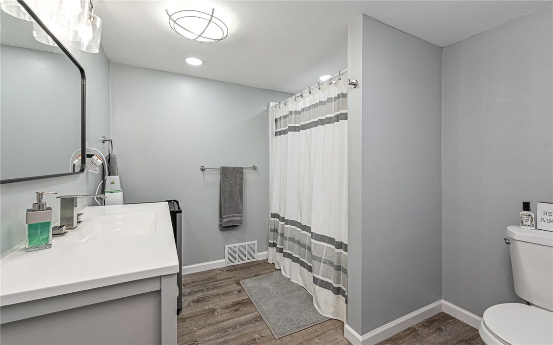 714 Mercer Rd, Beaver Falls, PA 15010