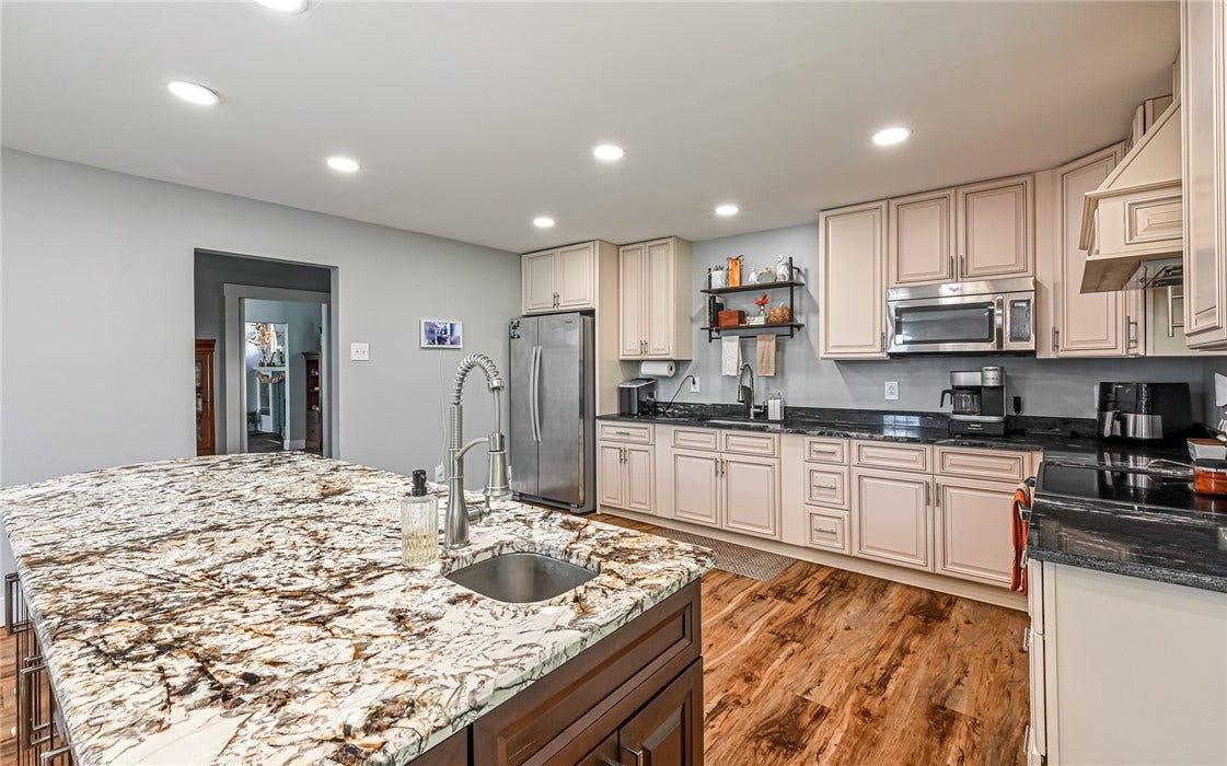 714 Mercer Rd, Beaver Falls, PA 15010