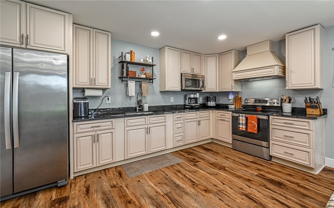 714 Mercer Rd, Beaver Falls, PA 15010