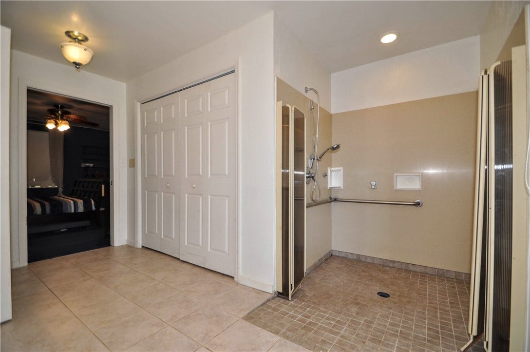 14 Esther St, Charleroi, PA 15022 Master Bathroom