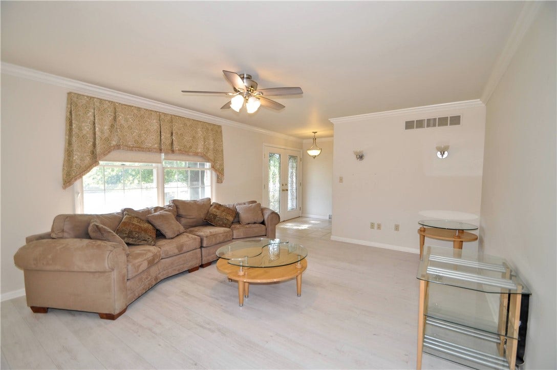 14 Esther St, Charleroi, PA 15022 Living Room