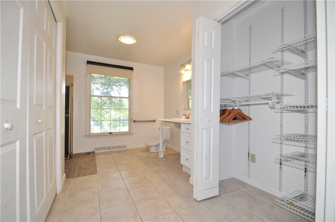 14 Esther St, Charleroi, PA 15022 Master Bathroom