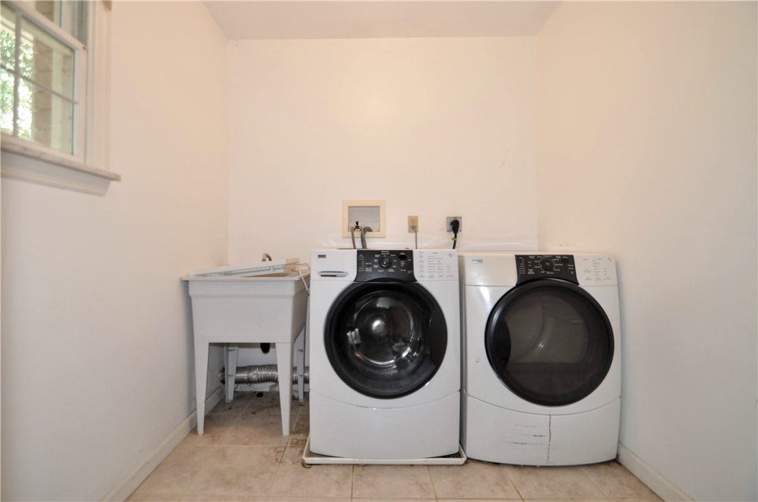 14 Esther St, Charleroi, PA 15022 Laundry